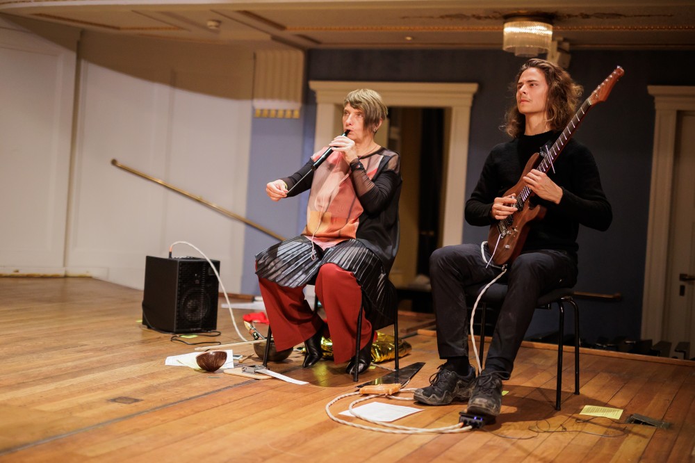 cordula boesze + alexander babikov im wiener konzerthaus, auffuehrung des 5. paragraphen von cornelius cardew's 'the great learning'