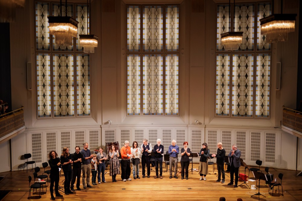 michael weber + alexander babikov im wiener konzerthaus, auffuehrung des 6. paragraphen von cornelius cardew's 'the great learning' mit untrainierten musiker:innen